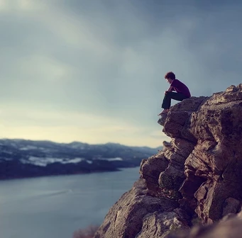 Không có con đường cùng, vì lối đi ngay dưới chân mỗi người...